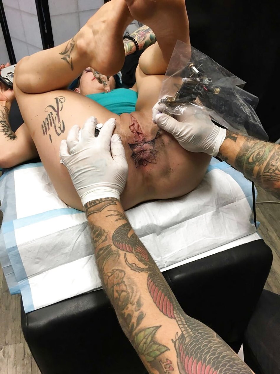 Мамка с татуировками и большими сиськами трахается в салоне тату
