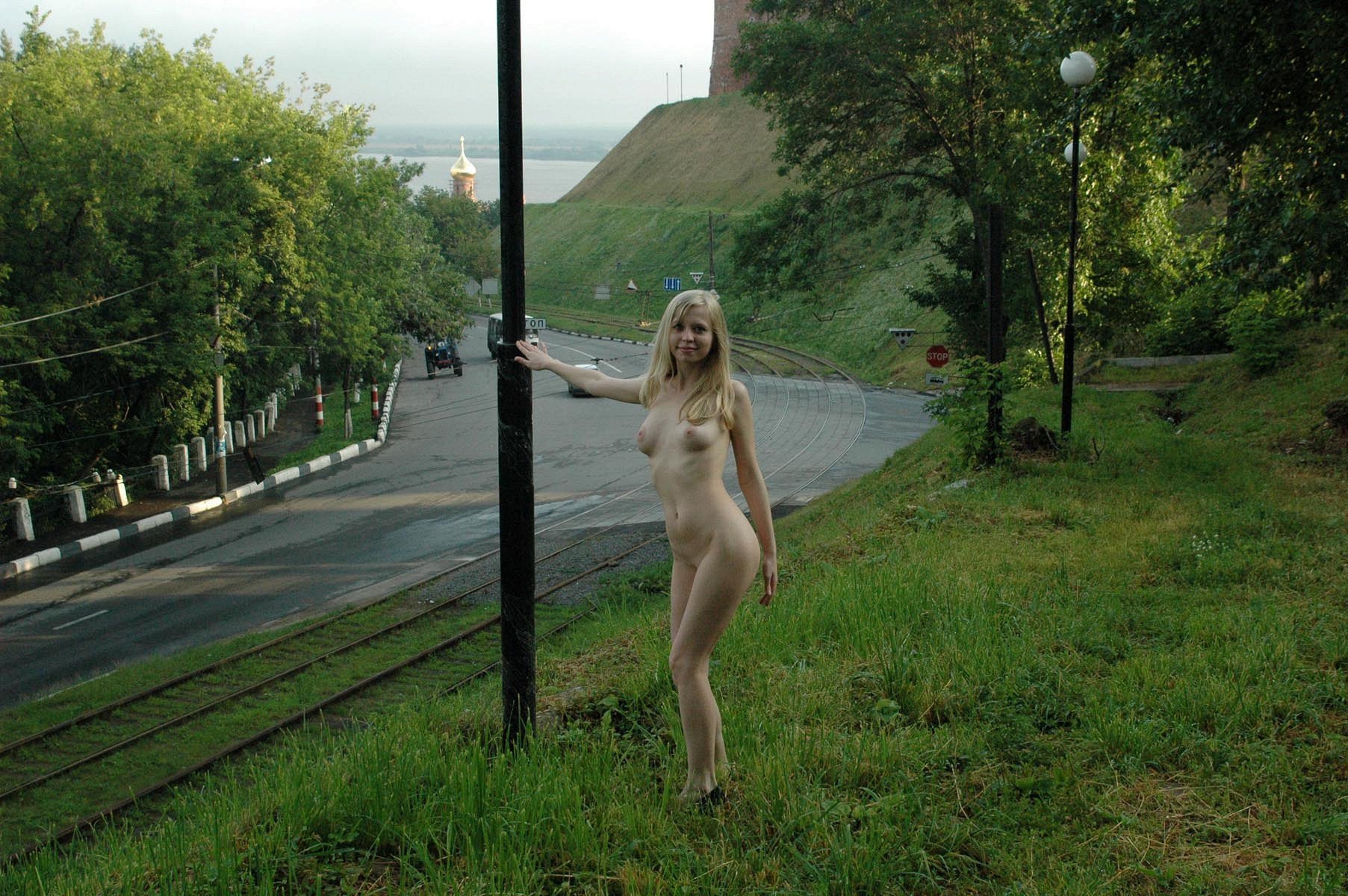 Голые русские девушки на улице фото фото