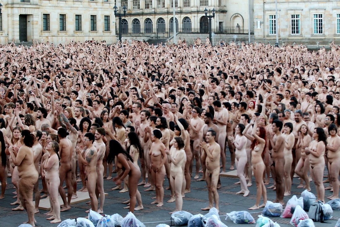 Толпы голых девок 