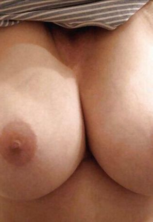 Большая голая женская грудь (55 фото)