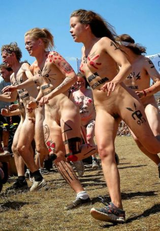 Фестиваль голых людей (67 фото)