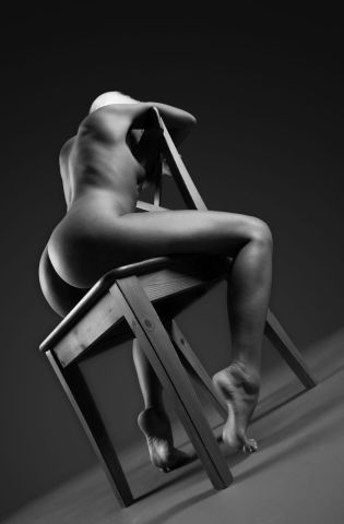 Женщина на стуле (78 фото)