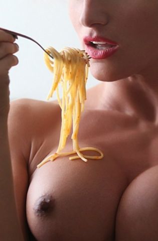 Еда на голых женщинах (60 фото)