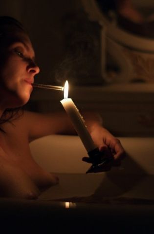 Голые девушки с сигаретой (65 фото)