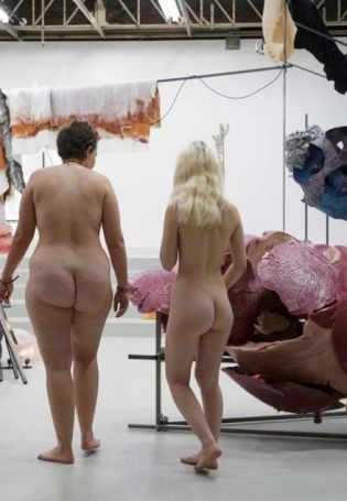 Выставка голых женщин (78 фото)