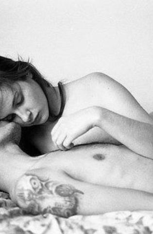 Женщина целует спящего мужчину (80 фото)
