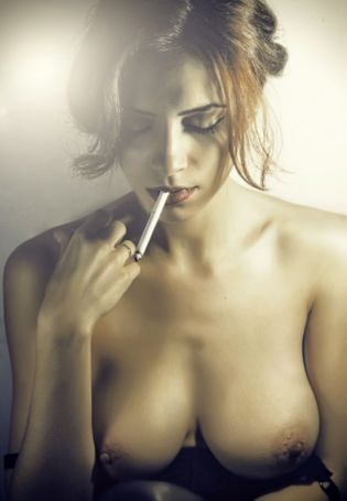 Голые курящие девки (82 фото)