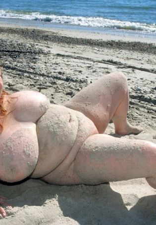 Толстые девушки на пляже (61 фото)