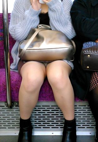 Подглядывание под юбку в метро (65 фото)