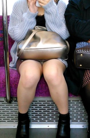 Подглядывание под юбку в метро (65 фото)