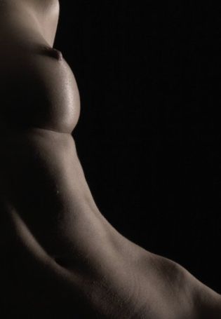 Голая грудь в темноте (70 фото)
