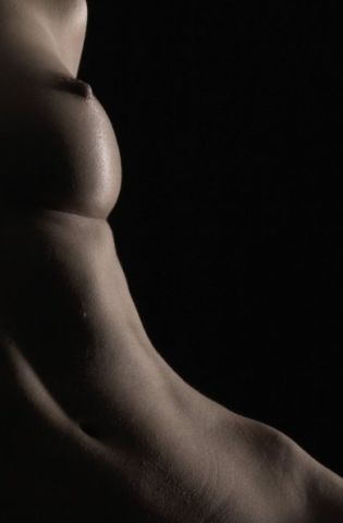 Голая грудь в темноте (70 фото)