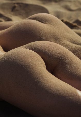 Жопа в песке (58 фото)