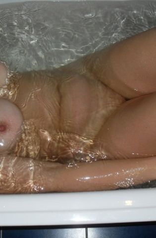 Голая девушка в ванной без лица (53 фото)