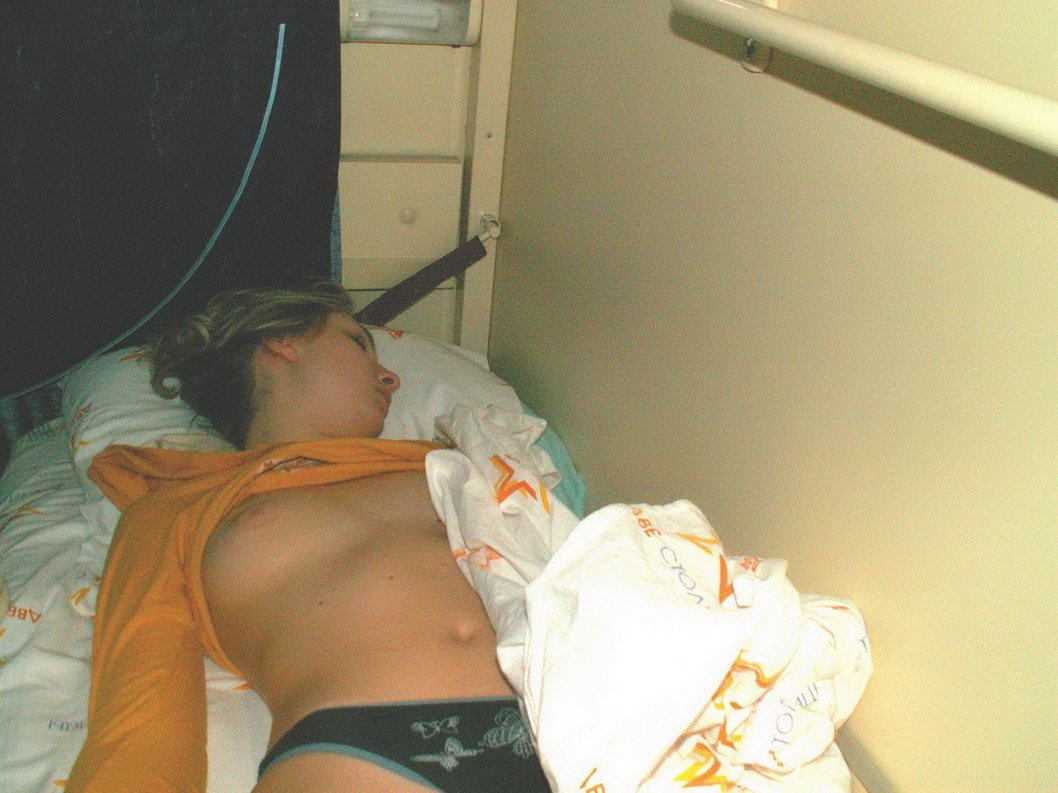 Спящие голые девушки в вагоне