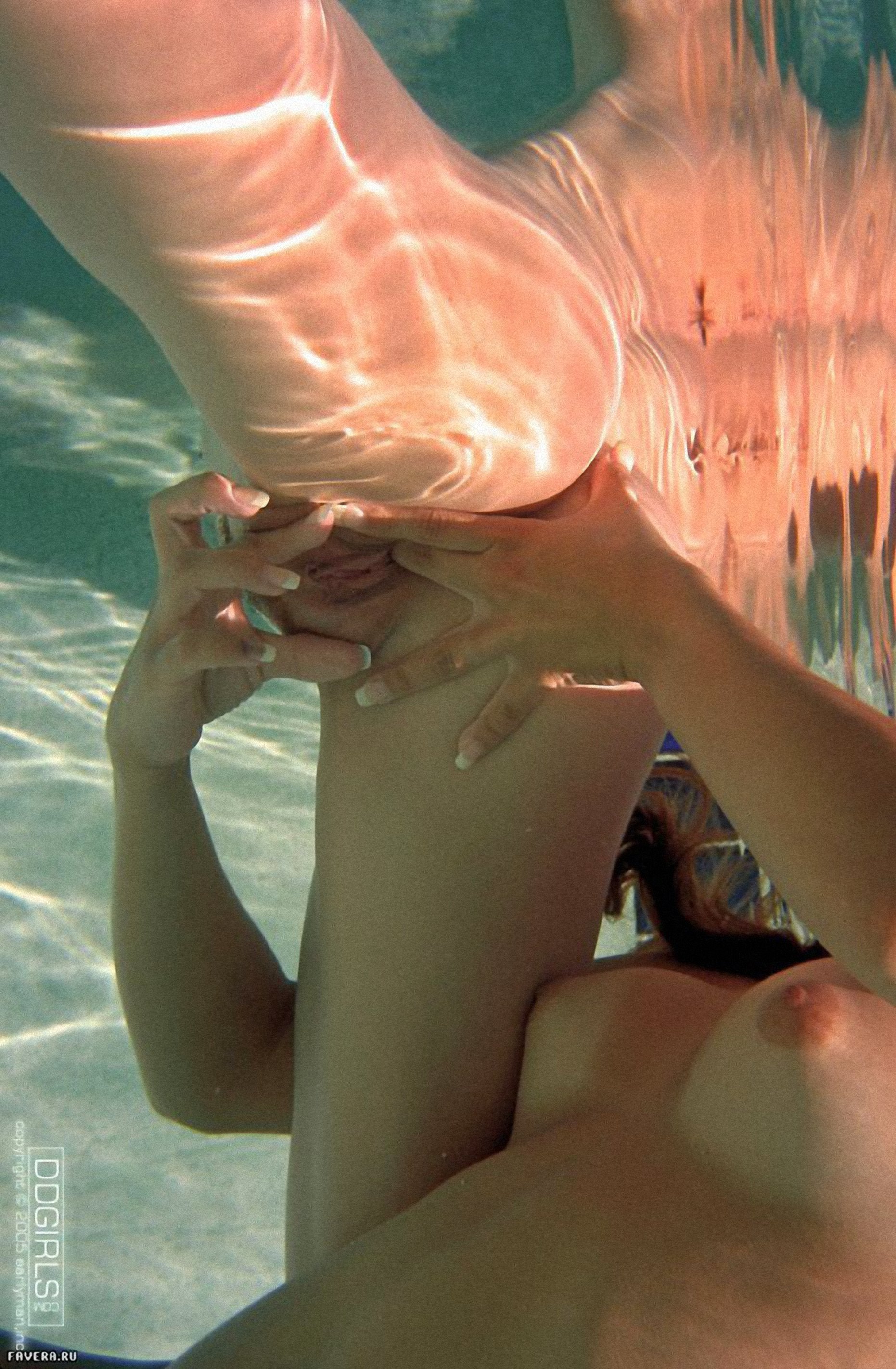 ГОЛЫЕ ПОД ВОДОЙ | Порно фото девушек и секс женщин в воде