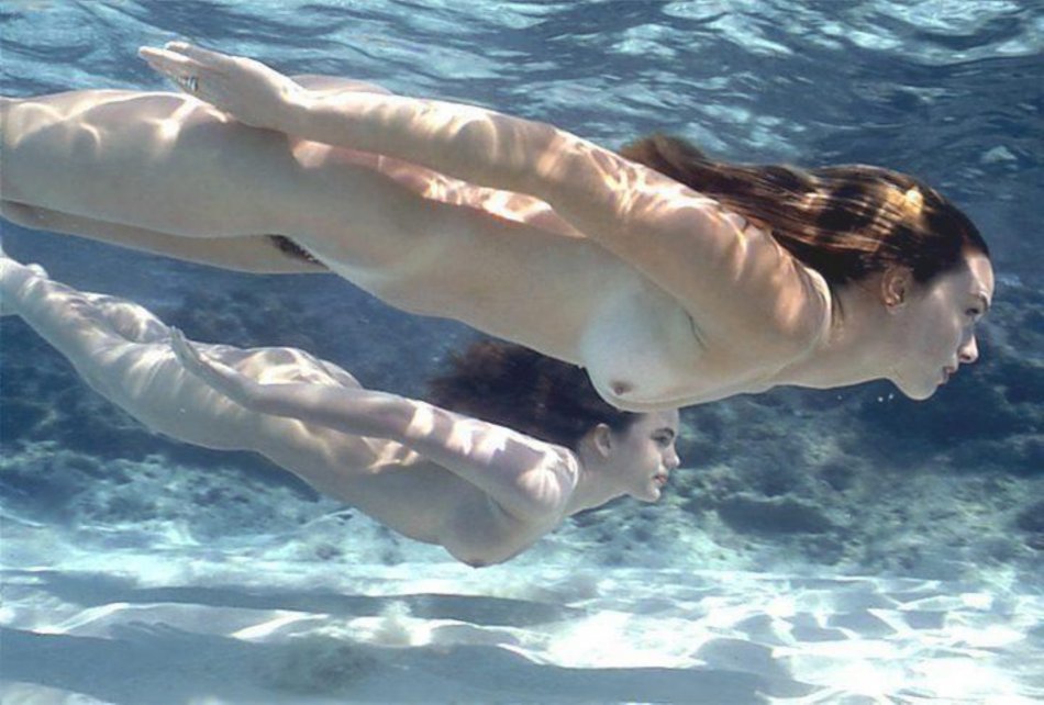 Девушки плавают голые фото