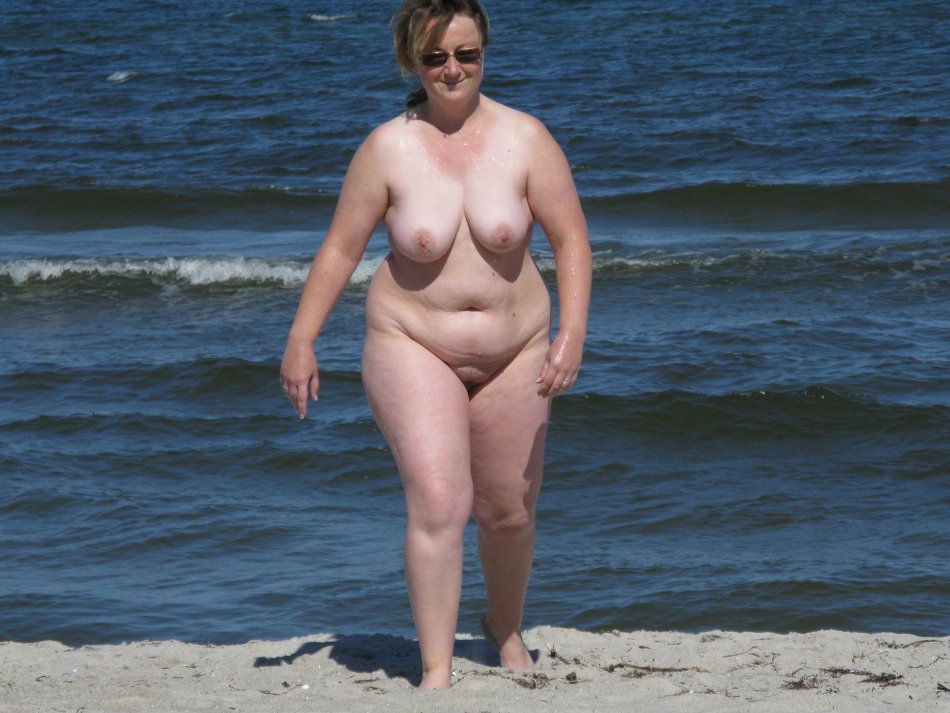 голые толстые женщины на пляже