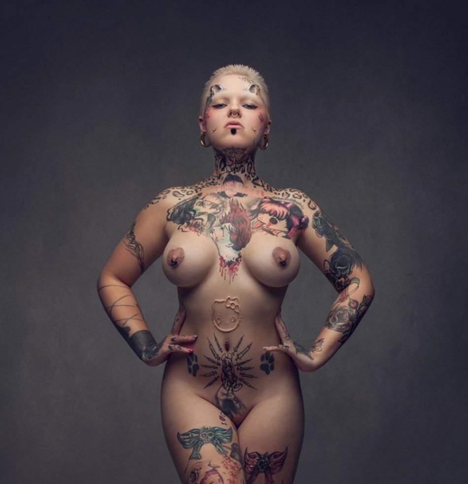 полностью голые девушки с татуировками