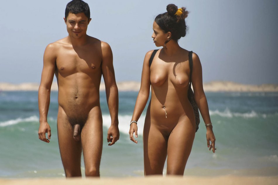 красивые голые мужчины на пляже
