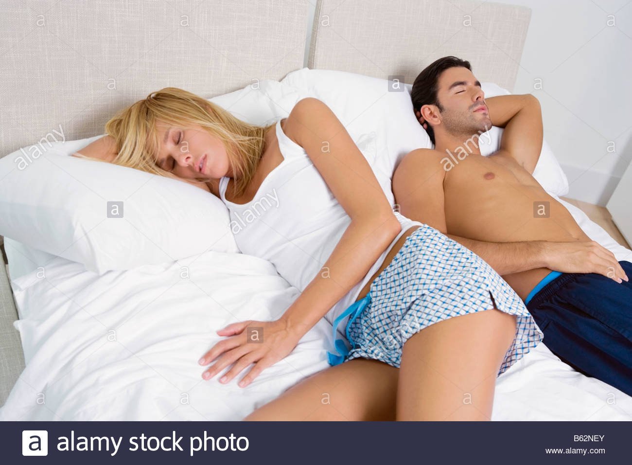 муж спит а его друг трахает спящую его жену фото 108