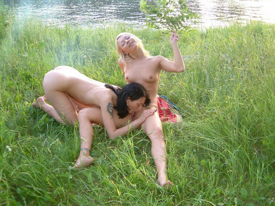На речке отдыхают голые парни - фото порно devkis