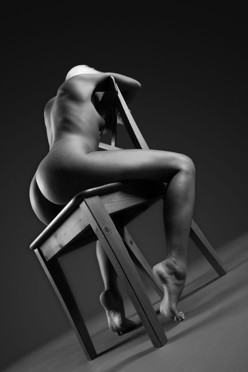 голая девушка сидит на стуле фото фото 86