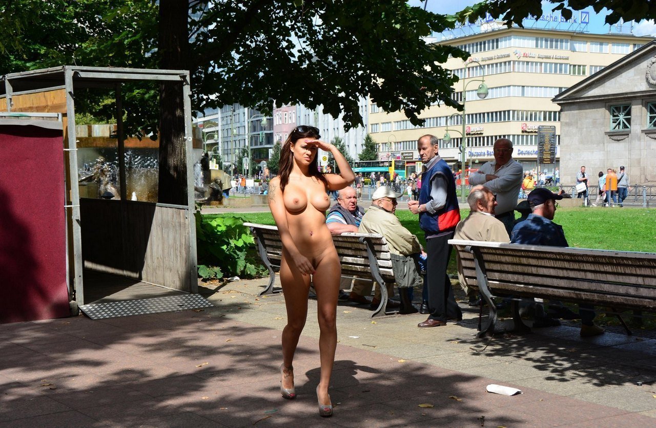 Бабы ходят голыми в публичных местах (63 фото)