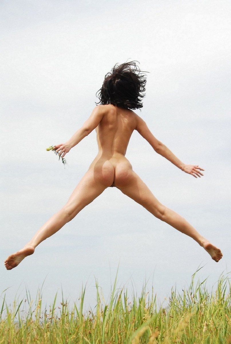 Голые прыгающие женщины (73 фото) .