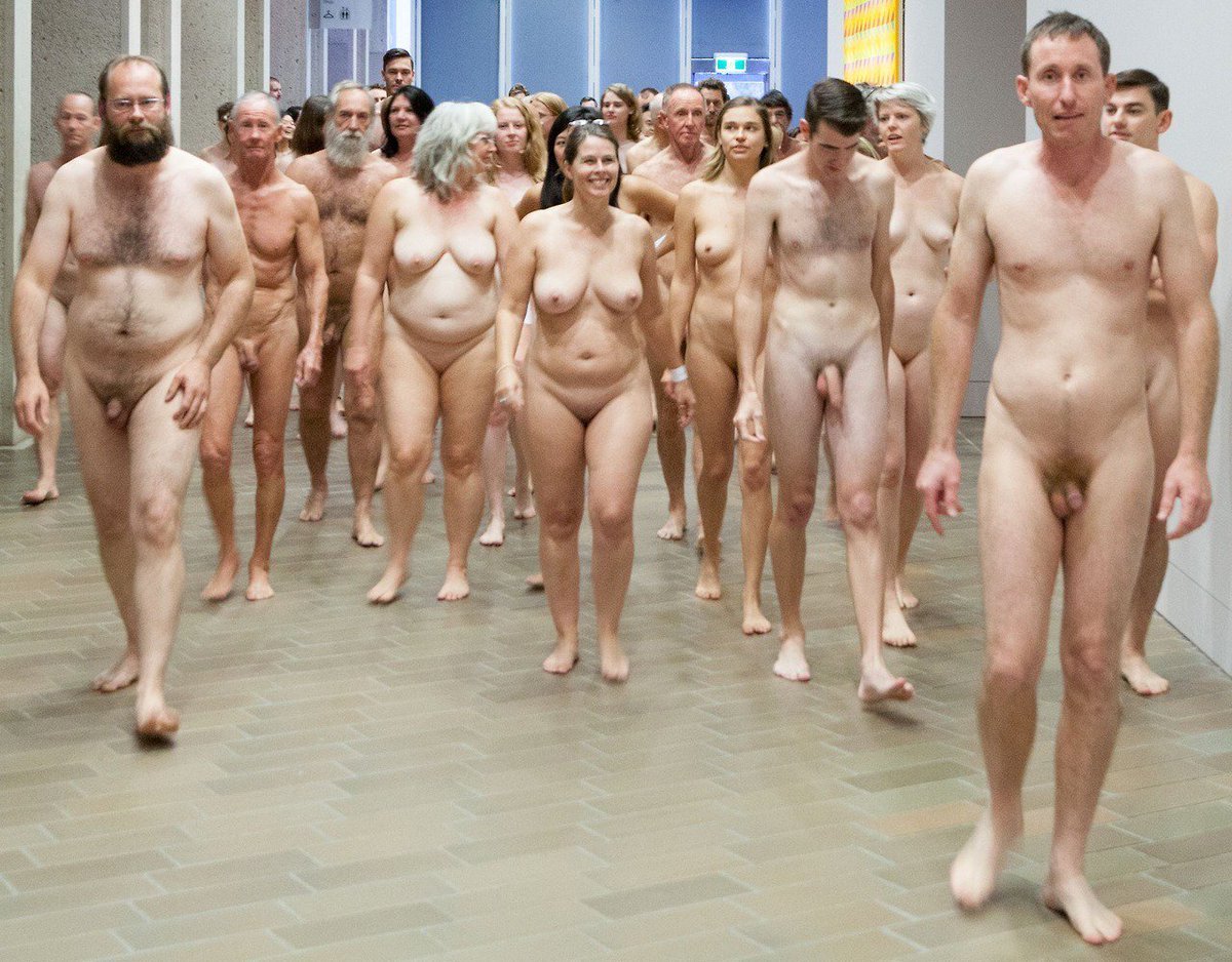 Spencer Tunick naked people на съемках.