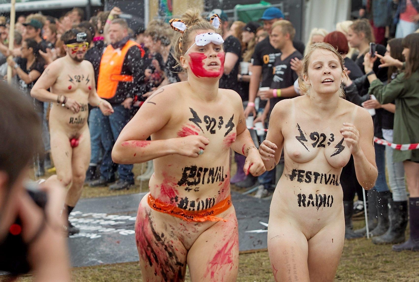 Взрослые женщины голые на фестивале.