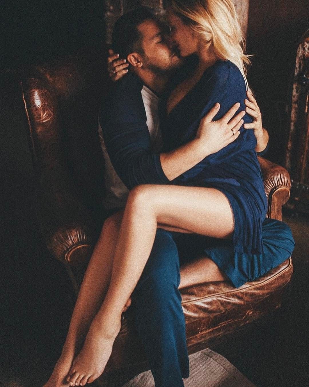Sensual kissing. Фотосессия пары. Чувственная фотосессия. Страстные обнимашки. Парень обнимает девушку.