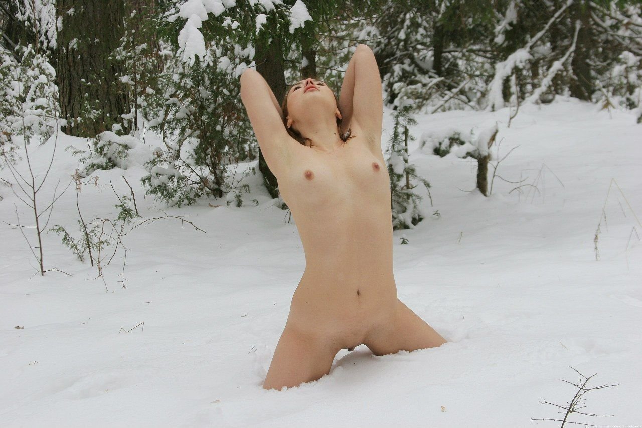 Горячий зимний секс на холодном снегу