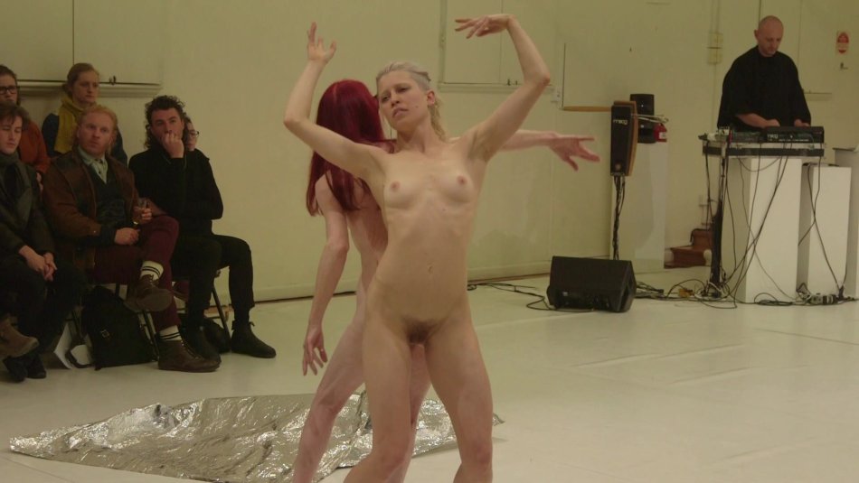 голые женщины танцуют на сцене