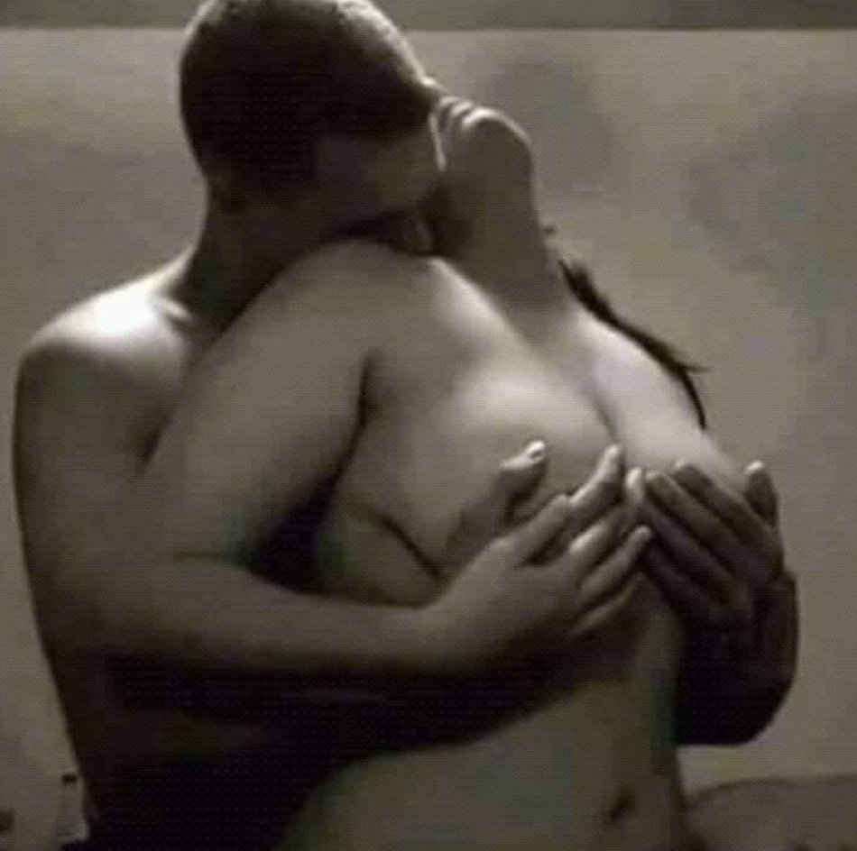 мужчина обнимает голую женщину