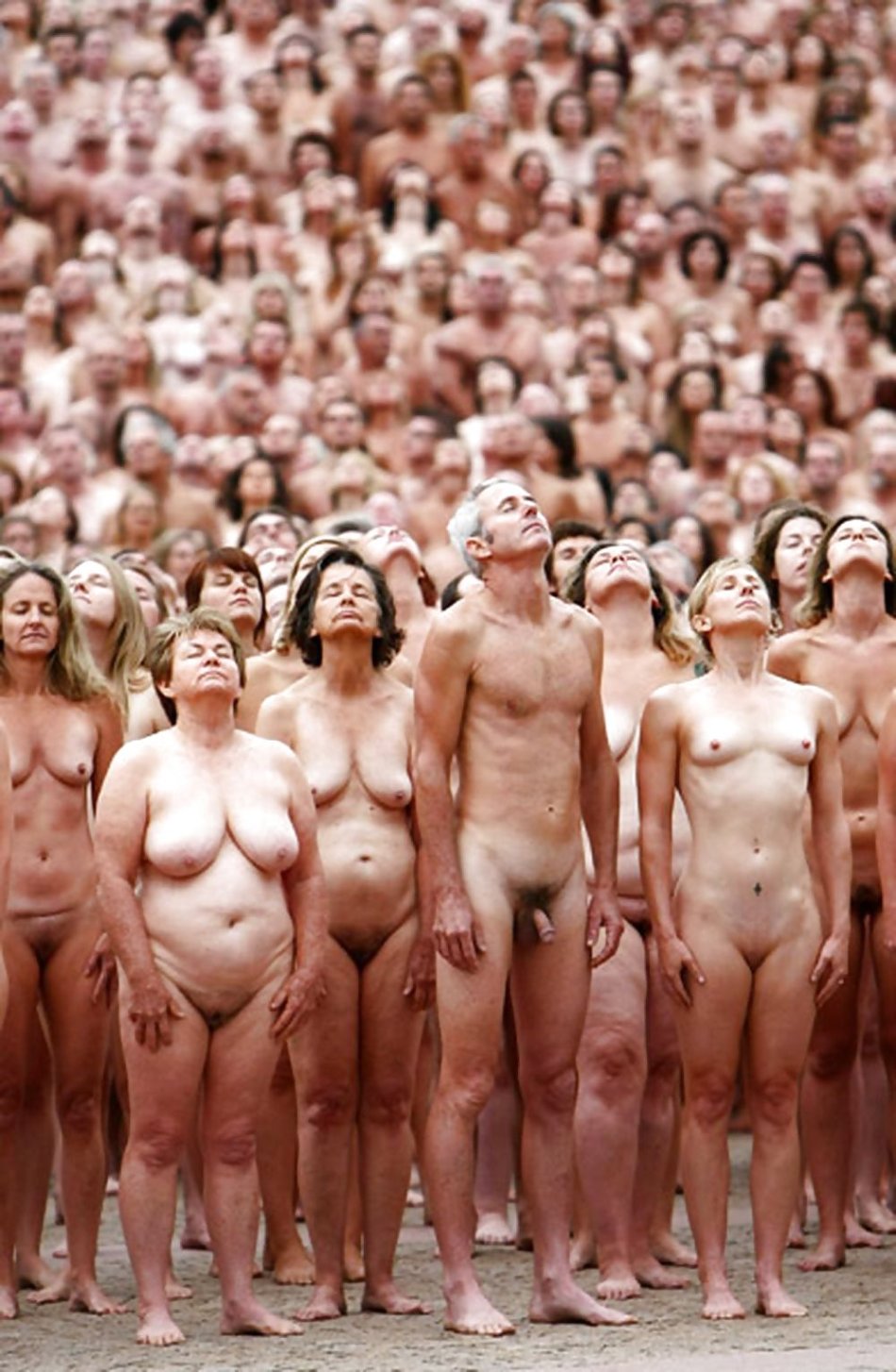 Толпа голых телок на природе (109 фото)