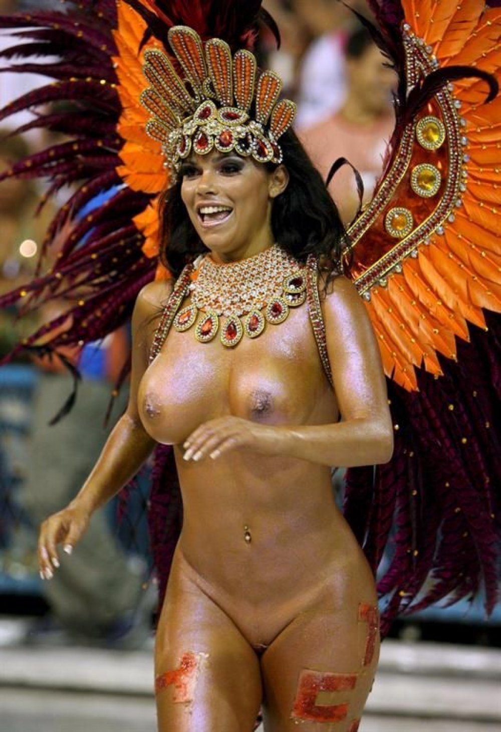Голые бразильские девушки на карнавале ебутся (60 фото)