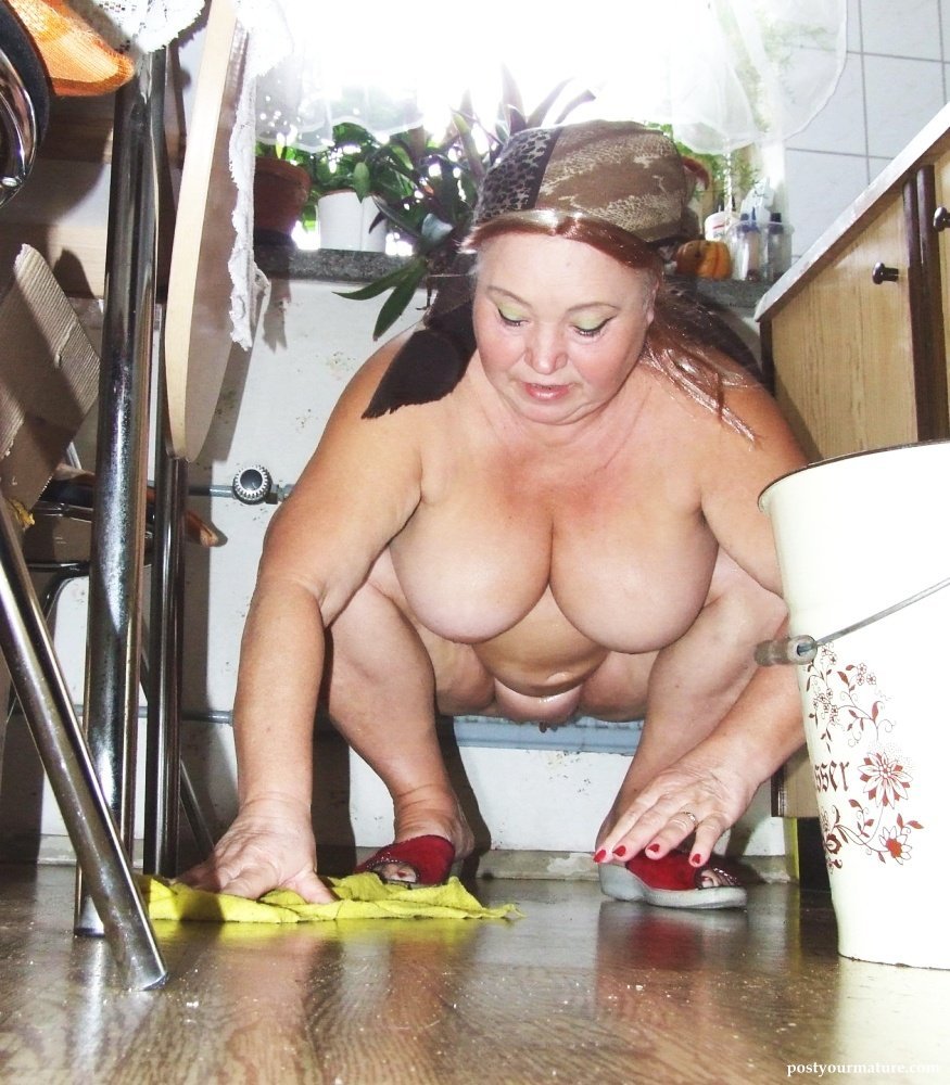 Пожилые женщины без трусов моют пол (73 фото)