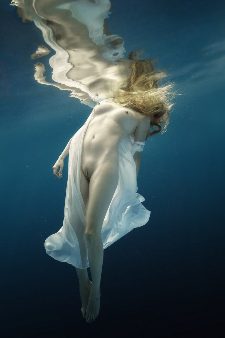 под водой фото голая девушка фото 110