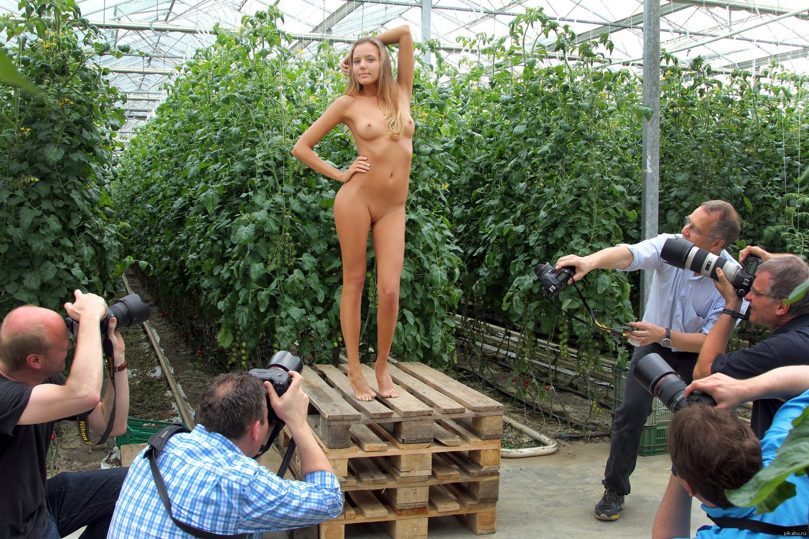 Голые девушки порно фото ➡️ В общественном месте секс картинок | grantafl.ru