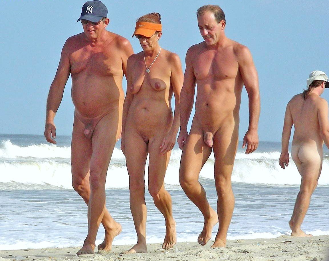 Нудийский пляж голые люди.