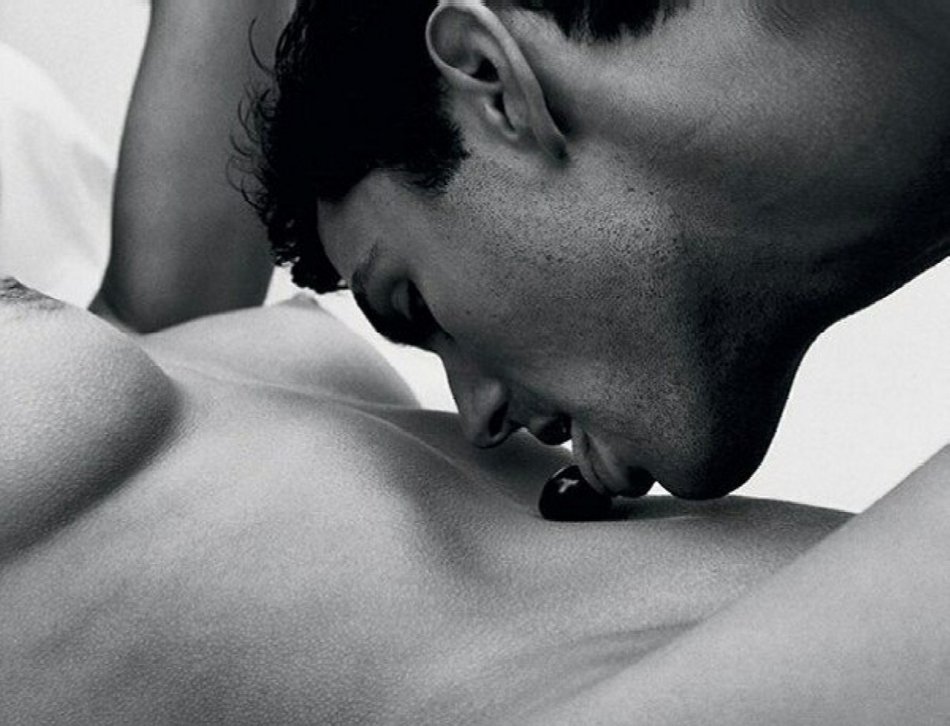 мужчина целует голое тело девушки