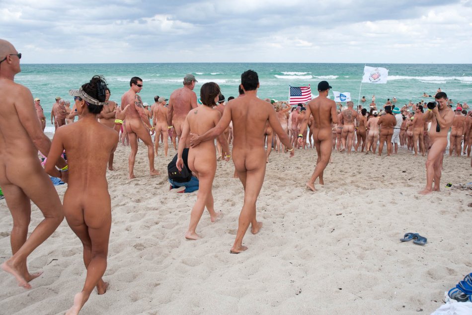 голые люди на море