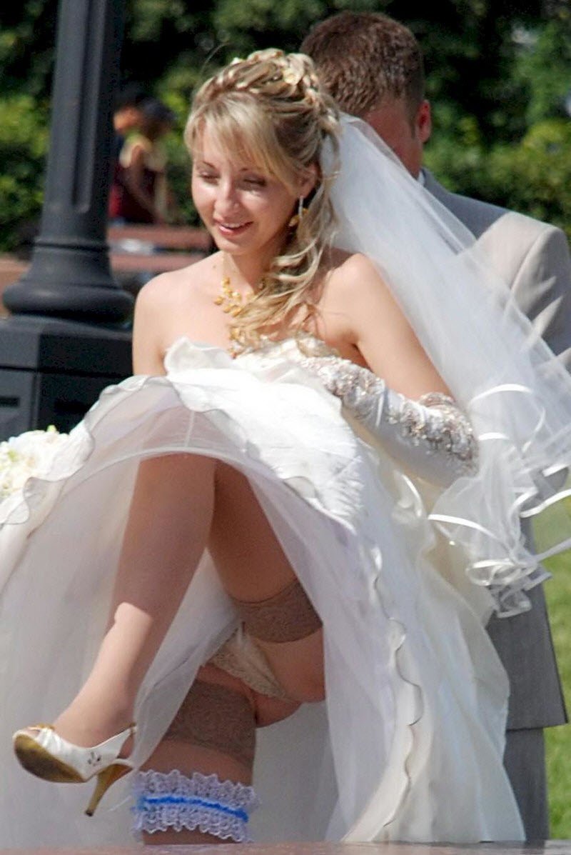 Голая невеста в прозрачном платье