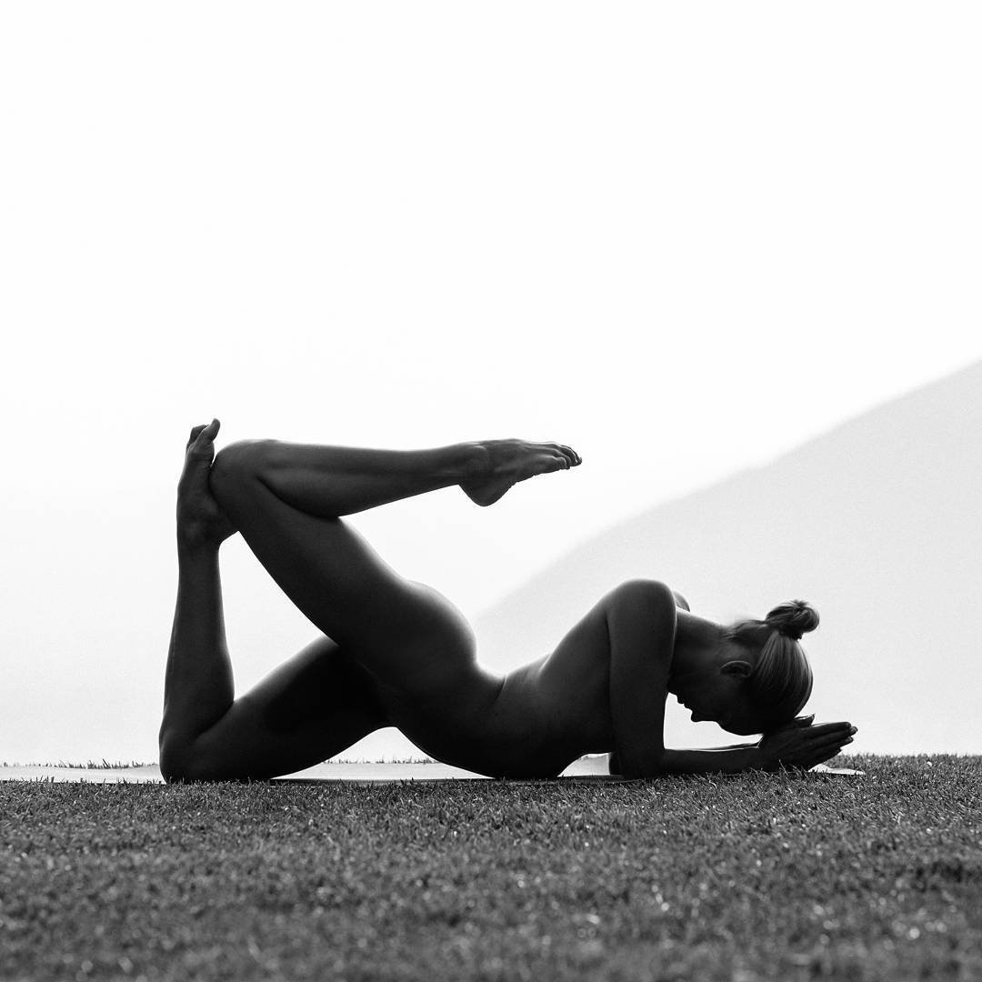 Лорен Рудик голая йога.