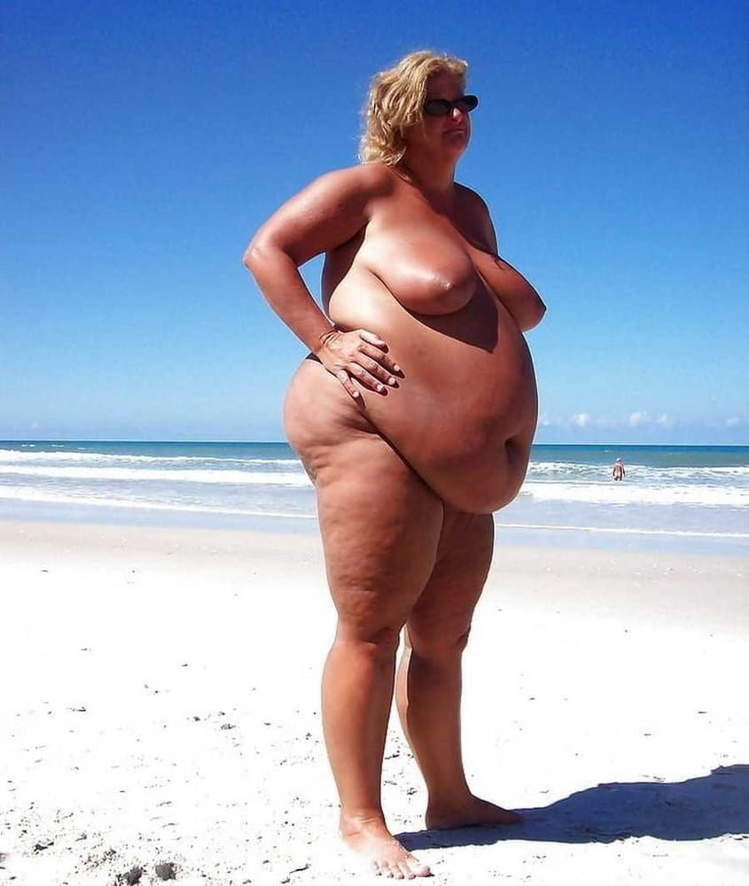 Толстая на пляже пизду показывает лежат (63 фото)
