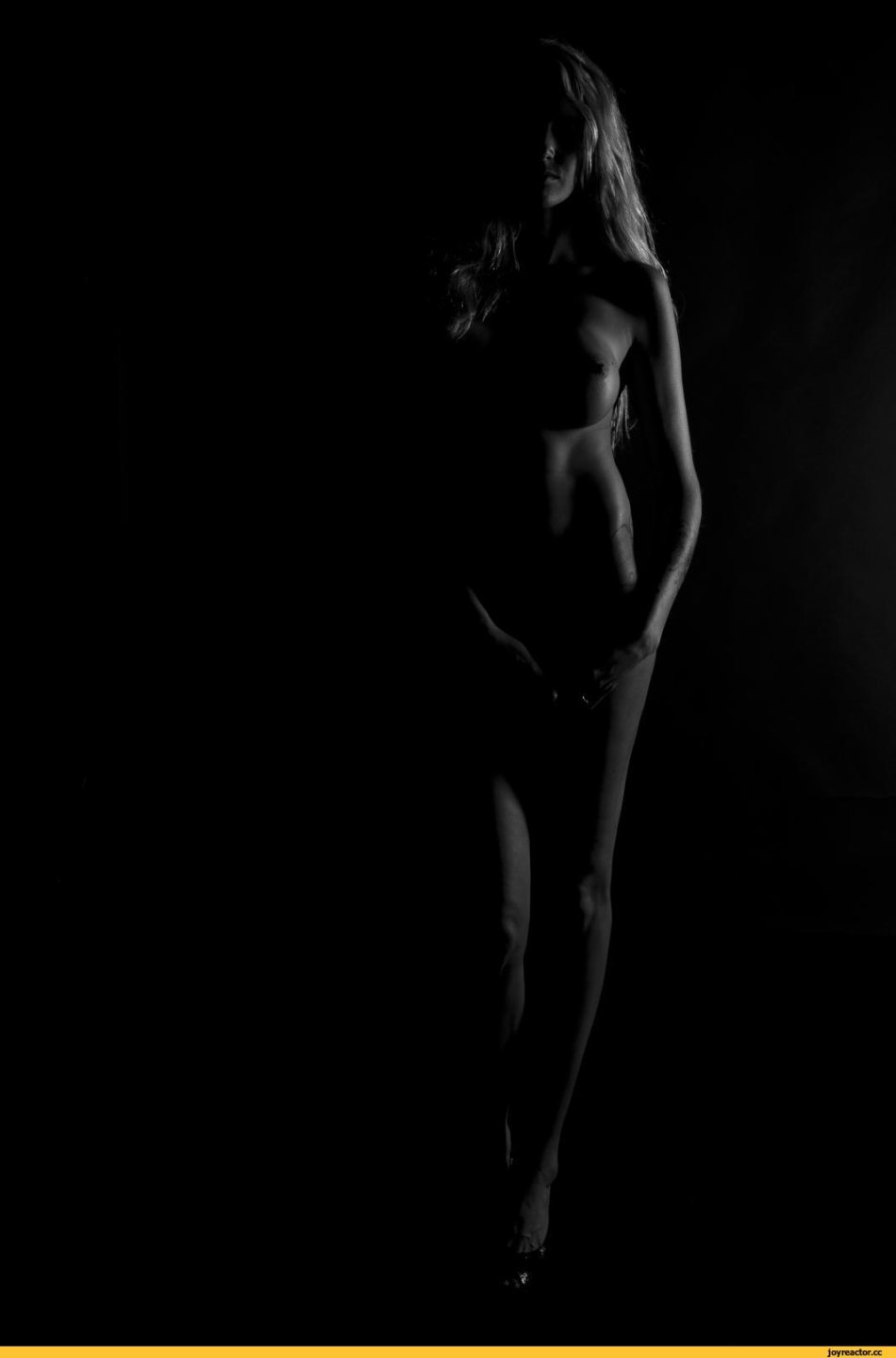 фото голой девушки в темноте