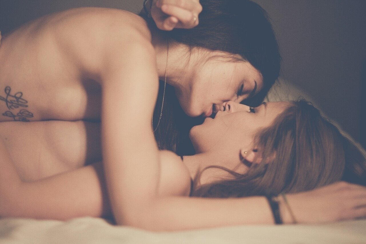 лесби целуются в постели фото 62