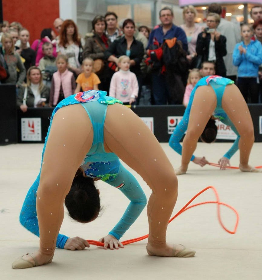Женская гимнастика в обнаженном виде (61 фото)