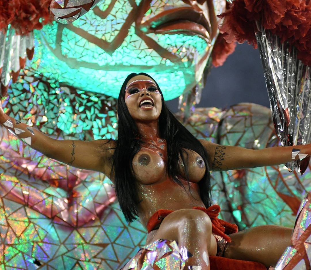 Попа в перьях: самые голые люди карнавала в Рио-де-Жанейро